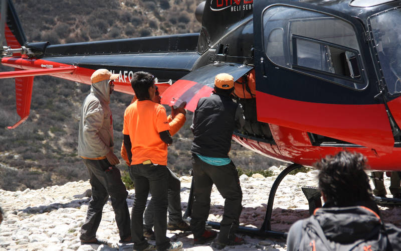 helicopter-evacuation-in-Everest