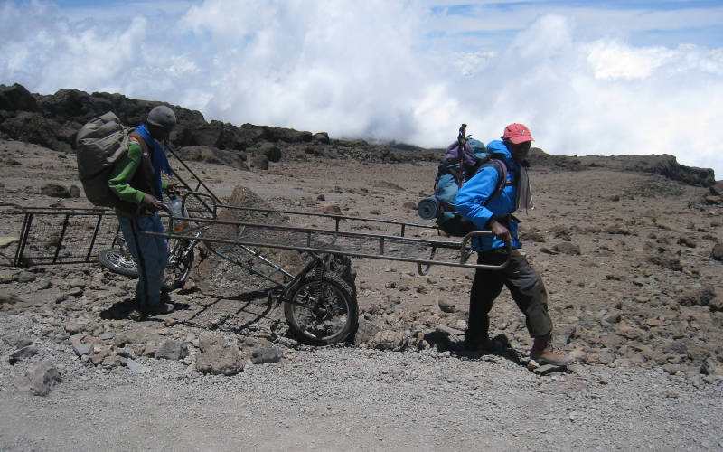 stretcher-evacuation-on-mount-kilimanjaro