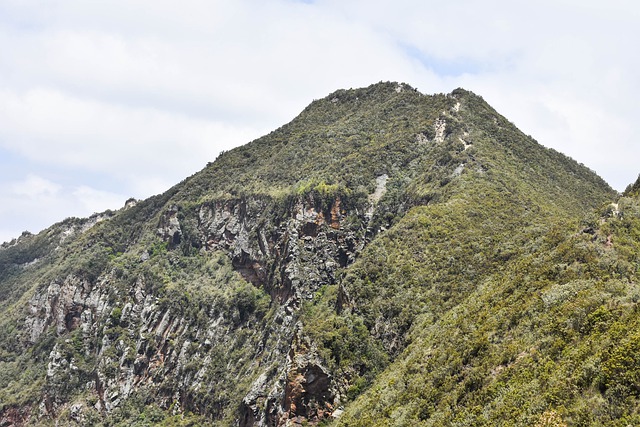 kilimanjaro-rocky-cliffs